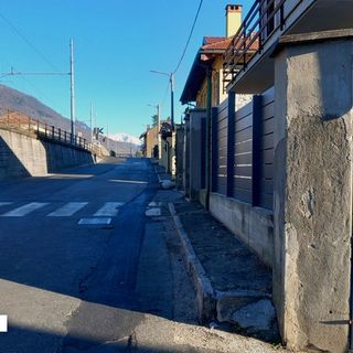 ''Il marciapiede di via Toce è pericoloso''