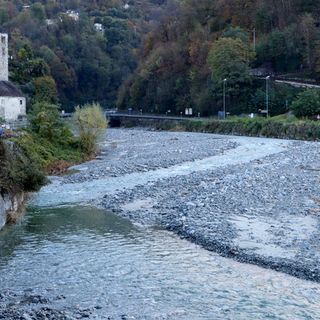 Foto: il tratto di Melezzo tra il ponte  e la passerella pedonale