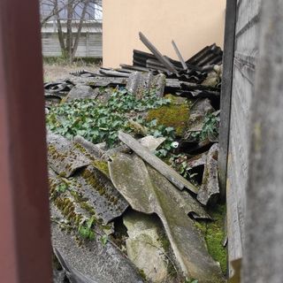 Materiale abbandonato al Villaggio Sisma, Uniti per Villa: "Potrebbe esserci amianto, si trovi una soluzione"