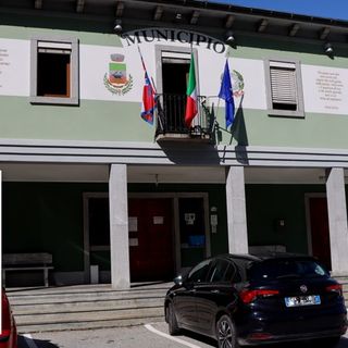 Foto: il municipio di Vogogna e nel riqadro il sindaco Fausto Dotta