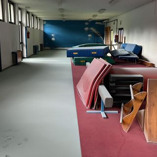 Vandali in azione alla palestra del Peep, estintori svuotati e porte danneggiate
