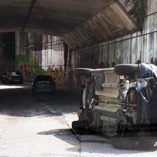 Auto si ribalta nel sottopasso di Regione Nosere