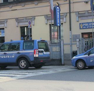 Tirapugni e stupefacenti in casa: trentenne denunciato dalla polizia