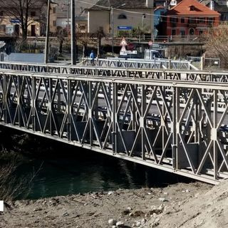 Foto: l'attuale ponte sul canale; ora Enel ne farà uno nuovo