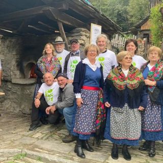 Un gruppo di volontari e amici di Tappia che hanno organizzato l’accoglienza e sfornato pane per i visitatori della frazione