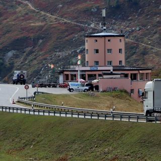 Svizzera, una tassa anche sui camion elettrici