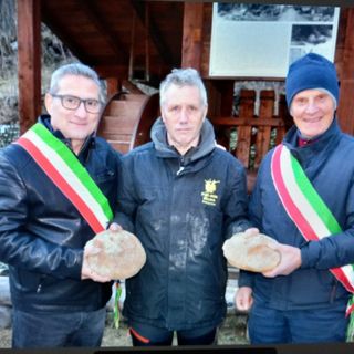 Nella foto un momento della cerimonia con i sindaci di Ceppo e Vanzone, Giovanni Consagra e Claudio Sonzogni e al centro Vincenzo Nanni, presidente dell’associazione