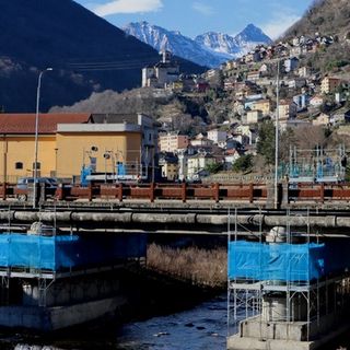 Il ponte sull'Ovesca a Villadossola, nel riquadro Alessandro Lana