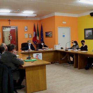 Due foto della seduta e uno col deputato Enrico Borghi assieme al sindaco Fovanna e all'assessore Macchi, a fine consiglio