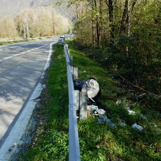 Immondizia abbandonata da 3 mesi in una piazzola della statale 33