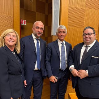 Nella foto di gruppo, da sinistra: Adriana Elena (organizzatrice evento); Dott. Francesco Munno (direttore Ac VCO); il Ministro dello Sport Andrea Abodi e il Presidente Zagami