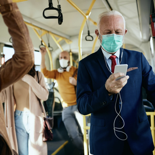Vaccini agli over 80: massima attenzione agli sms truffa