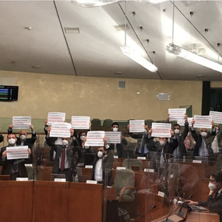 Gioco d'azzardo, la nuova legge arriva in aula. Ostruzionismo a oltranza e proteste delle opposizioni