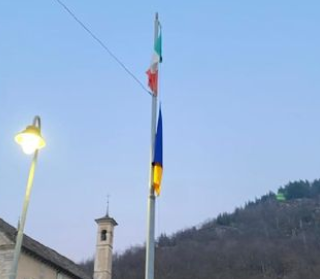 Sottratte le bandiere dell'Ucraina e della Pace davanti alle scuole di Montecrestese