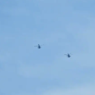 Quattro elicotteri Apache da guerra britannici hanno sorvolato i cieli del Canton Vallese