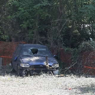 Auto abbandonata tra Vogogna e Premosello, chi vorrebbe rimuoverla non può....per colpa della burocrazia