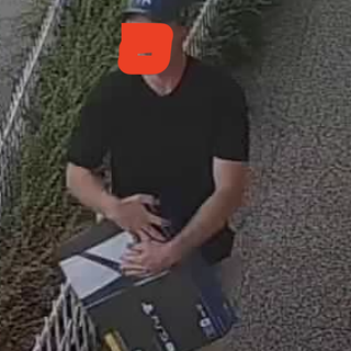 Entrano in un negozio del centro domese e rubano una Playstation. Le telecamere riprendono il volto e l'auto del ladro