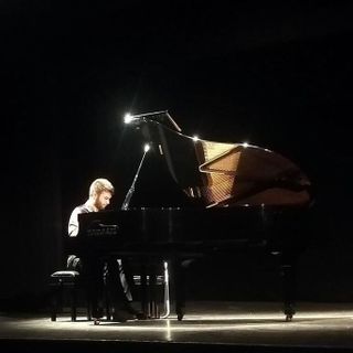 Nelle sale del teatro La Fenice risuonano le note del pianista domese Amir Salhi