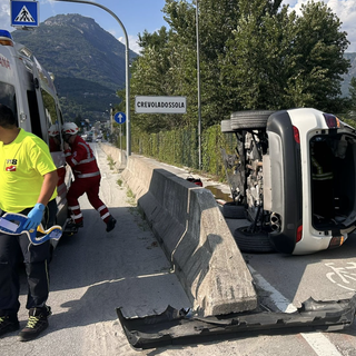 Auto ribaltata dopo il ponte che collega Domo a Crevola