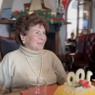 Festa per i 100 anni di Silvia Carrara, la moglie di Guido Rossa, l'operaio dell'Italsider ucciso dalle Brigate Rosse VIDEO