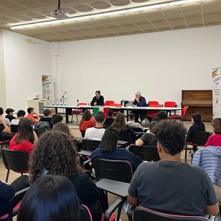 Foto: l'incontro tra gli studenti, Marzo Bartolucci e Carlo Squizzi (immagina tratta dalla pagina facebook della scuola)