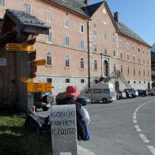 Immagini dell'Ospizio del Sempione in una serie tv di Netflix