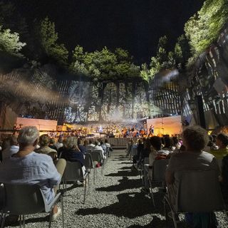Tones Teatro Natura allunga la stagione con musica, teatro e performance nel cuore della pietra