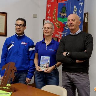 Foto: da sinistra il presediente dellAtletica Avis Ossolana Luigi Melis, la sua vice Silvia Conti e l'assessore Maurizio Gianola