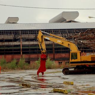 Sisma, iniziata la demolizione dell'ex bulloneria