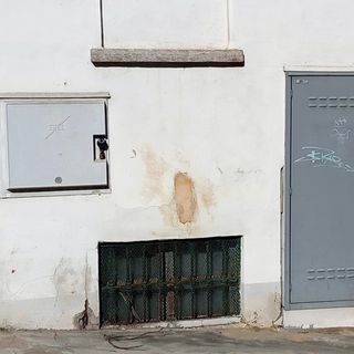 Continui black out alla cabina Tim, attività commerciali senza telefono e internet