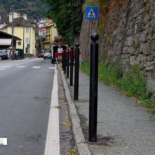Via Zonca, posati i paletti per impedire la sosta selvaggia  FOTO