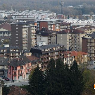 Danneggiate auto e giochi dell'asilo, identificata una donna