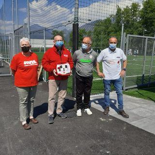 L’Avis domese dona un defibrillatore al nuovo campetto di Nosere