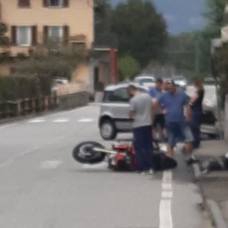 Beura, scontro tra una moto e un'utilitaria