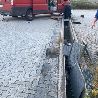 Domo 2, furgone finisce in un canale di scolo per la mancanza delle griglie