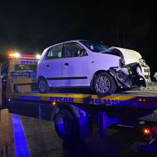 Auto va a sbattere in superstrada allo svincolo di Domo sud FOTO