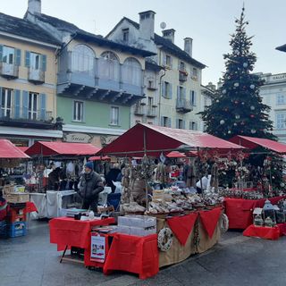 Poca gente sabato mattina ai Mercatini di Natale FOTO