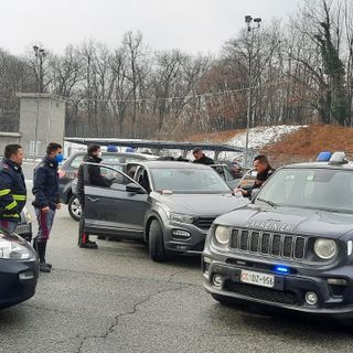 Forza un posto di controllo e fugge: fermato dai carabinieri dopo un lungo inseguimento