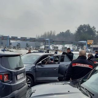 Inseguito per 64 chilometri, forza 3 posti di blocco e viene arrestato: non si sa perchè scappasse