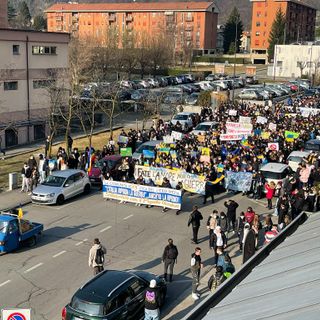 Iniziata la manifestazione degli studenti domesi contro la guerra