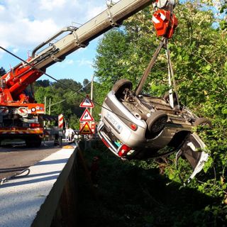 Auto in una scarpata, illeso il conducente