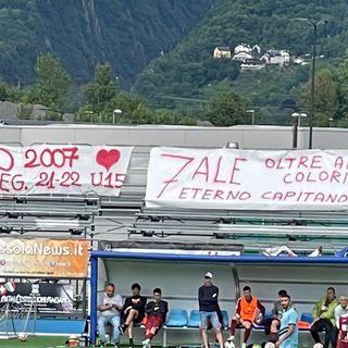 Gli ultras della Juve Domo omaggiano Ale Grazioli, il capitano del Sizzano morto di leucemia a marzo