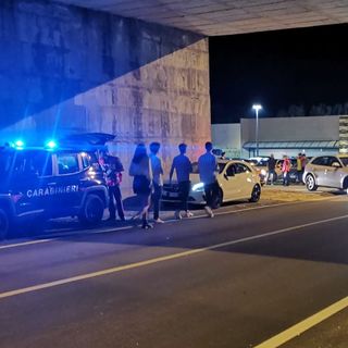 Picchia la fidanzata con un bastone dopo la serata di festa