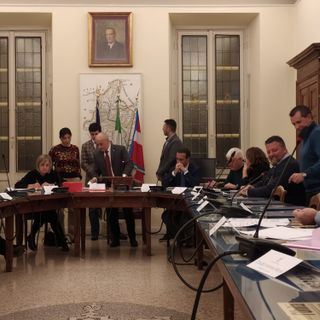 In consiglio comunale un minuto di silenzio per le vittime dell'alluvione di Ischia. VIDEO