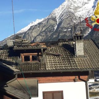 Premia, a fuoco il tetto di una casa in località Rozzaro