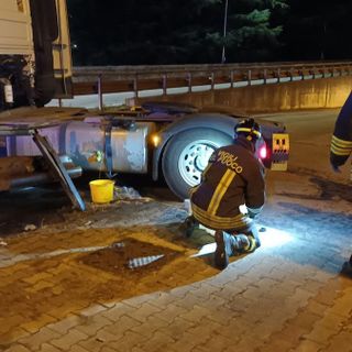 Tir colpisce il guardrail e rompe il serbatoio