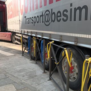 Tir incastato in centro a Domo tra via Garibaldi e via Galletti FOTO