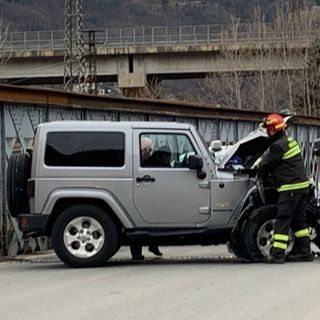 Jeep si schianta contro le barriere del ponte della Mizzoccola FOTO
