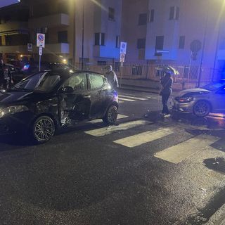 Scontro tra due auto in centro a Domo