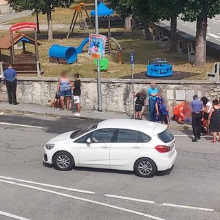 Auto urta un bambino in bicicletta nel centro di Druogno. Trasportato al Dea